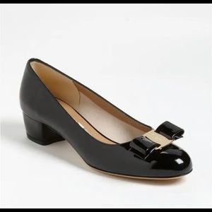 Ferragamo Vara pumps (sz 9)